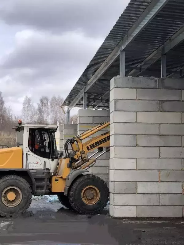 Budując dużą wiatę na odpady np. 20 m x 50 m działające siły natury są bardzo duże.