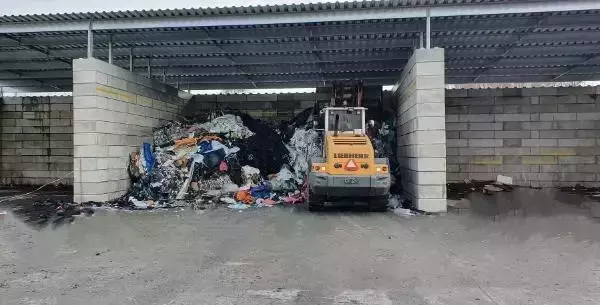 Wiata betonowa na odpady komunalne