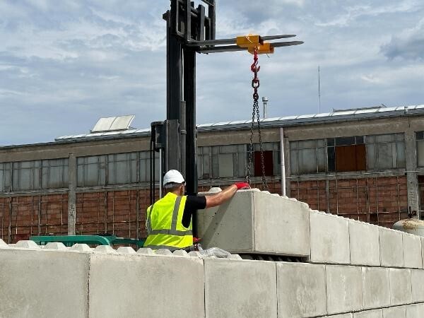 Im wyższa ściana oporowa, tym szerszy bloczek.