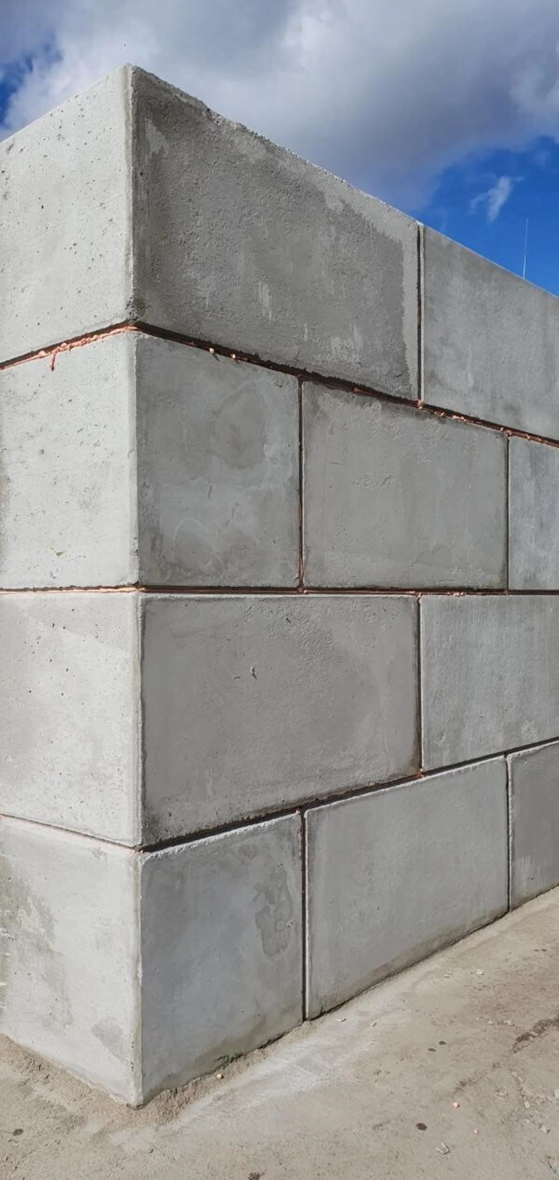 Wykonujemy również obliczenia projektowe naszych ścian oporowych. Jeśli jest potrzeba można je zgłosić w Urzędzie i zalegalizować. 