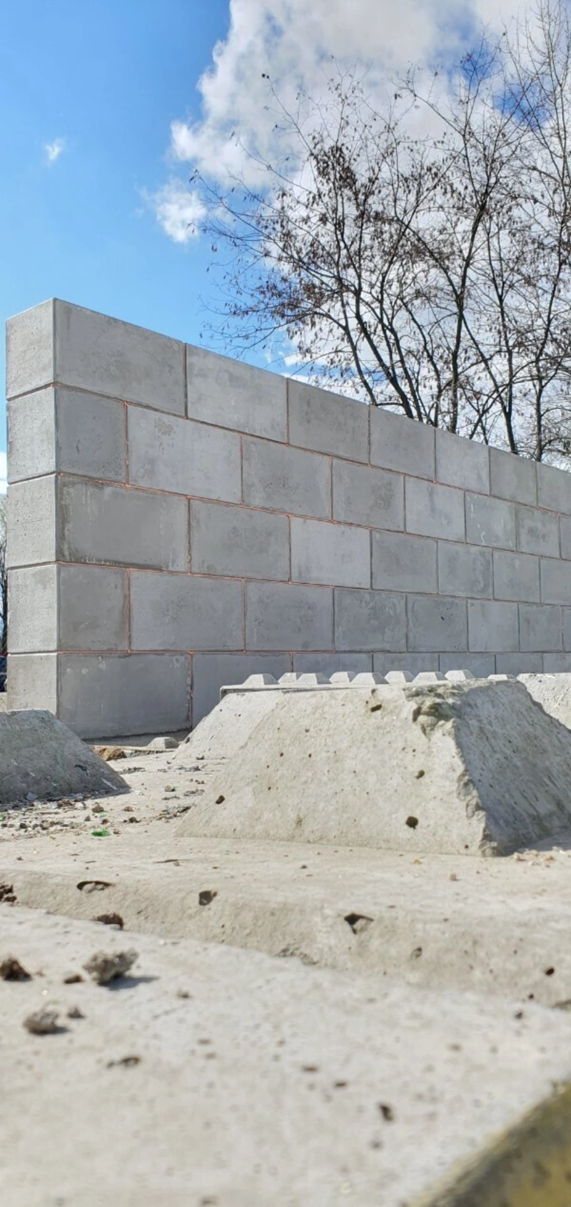 Czy to oznacza, że bloki wybuchają? - czy są ze specjalnych materiałów?