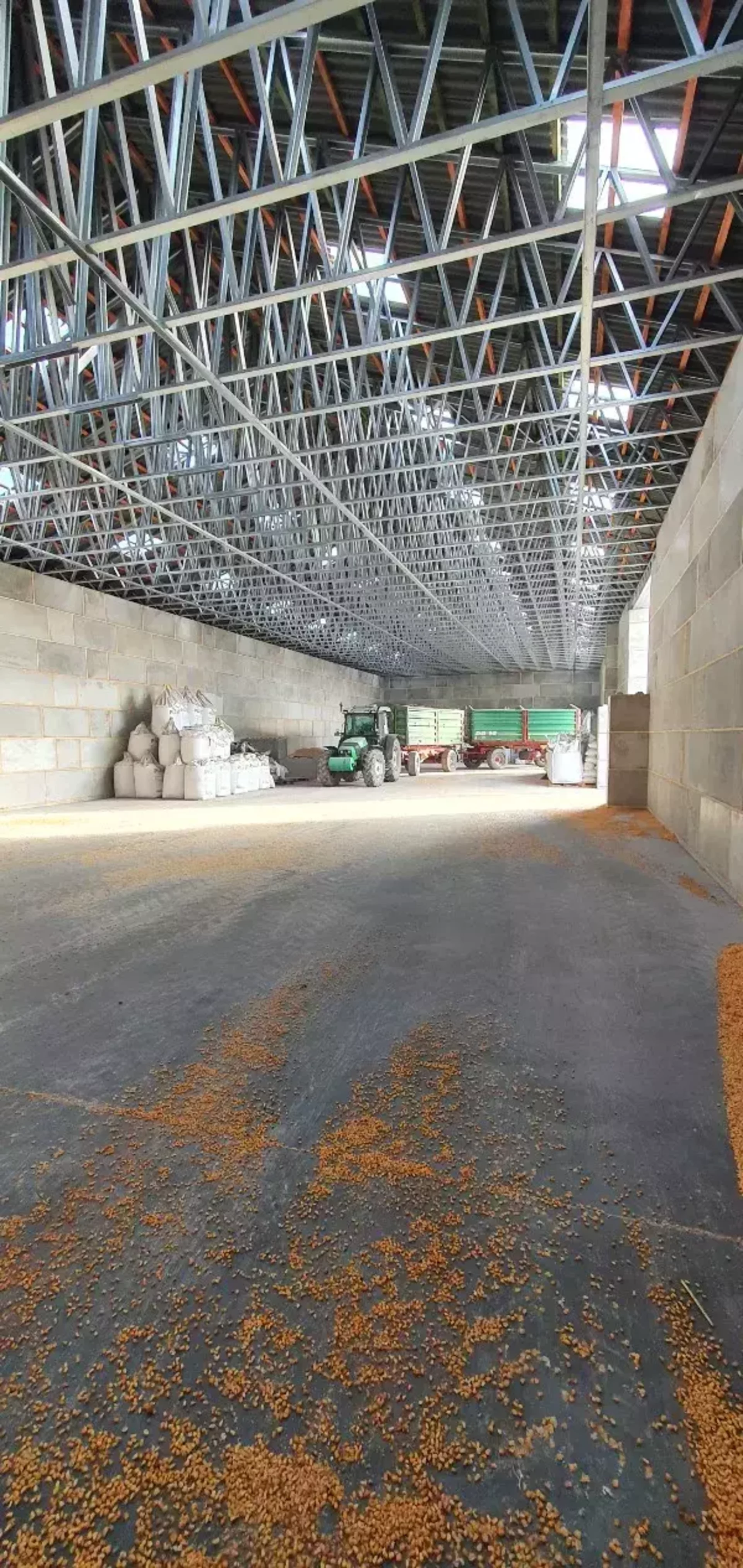 Hala magazynowa z bloków 