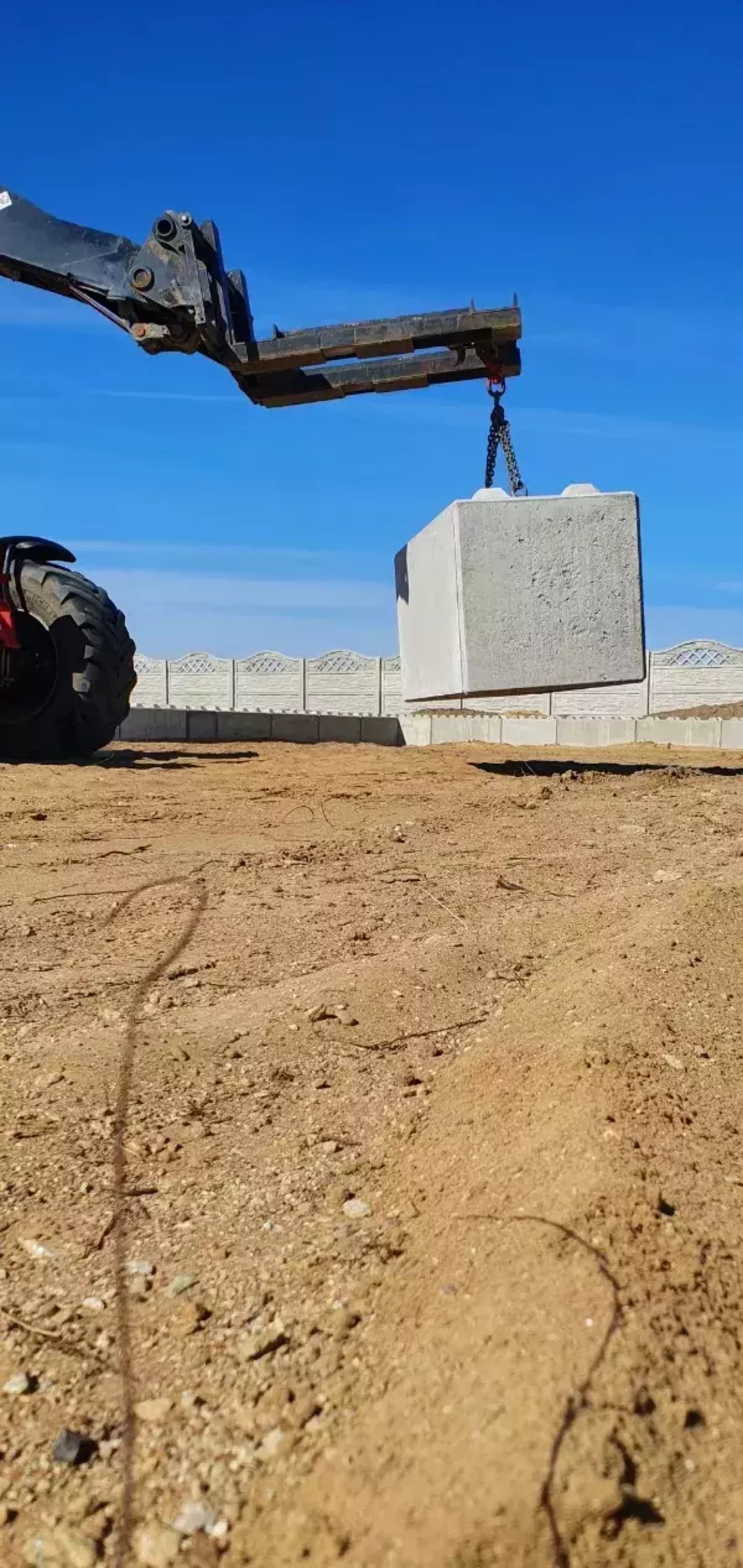 Ściany jako mury oporowe i zadaszenie to idealny przepis na wymarzoną halę z bloków.