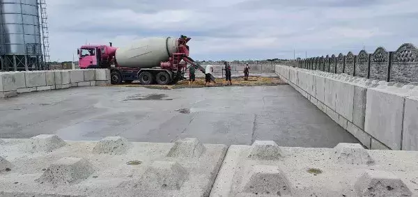 Nowoczesne hale z bloków: szybki montaż, wytrzymałość i wszechstronność