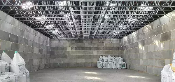 Pokrycie wiaty może być wykonane z blachy lub innego materiału.