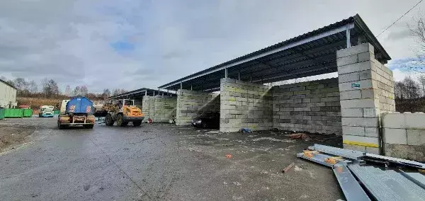 Jeśli zadaszamy obszar na terenie przedsiębiorstwa należy to zgłosić do Urzędu.