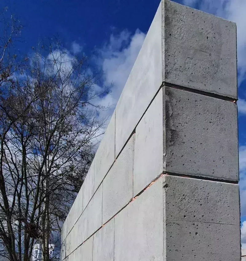 Łatwość montażu instalacji przeciwpożarowych na blokach betonowych