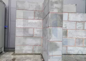 mur betonowy z bloków betonowych lego