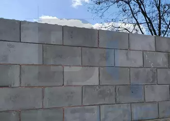 ściana oporowa z bloczków betonowych typu lego